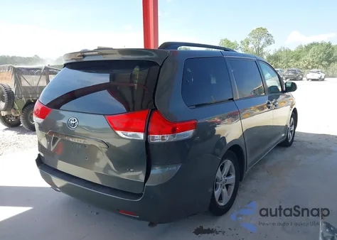 2014 Toyota Sienna Le V6 8 Passenger z USA, uszkodzony, nr VIN 5TDKK3DC9ES423561